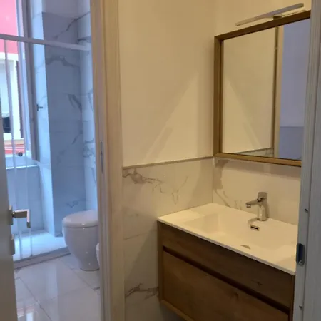 5 Terre Enter Apartment